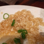 万正 - 塩タンの下には大量の刻みニンニク