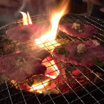 万正 - 塩タン焼き焼き風景