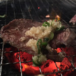 万正 - 塩タン　こうやって食べるとアフォになるくらいうまい