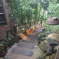 九つ井 本店 - 階段を上がって離れへ、雨模様も最高の風情