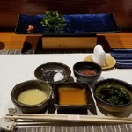 鮨匠 のむら - カウンターには料理が出てくる前にたくさんの薬味。
      
      葉ワサビ、酢味噌、醤油、ポン酢、梅肉(鹿児島・和歌山等)、塩(鹿児島・坊津)、黒胡麻(鹿児島)、ワカメ(島原・岩手)