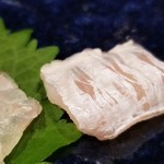 鮨匠 のむら - (04)鮃(鹿児島県開聞岳沖産・2日寝かせ)の縁側
      当然ながら身よりも脂のりがよく、甘みもしっかり。
      寝かせてあるのでしっとりしていますが、プルッとした弾力もあります。