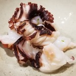 鮨匠 のむら - (05)茹で真蛸(鹿児島県産)
            茹でたてアツアツに細工包丁を入れます。
            とりあえず何も付けず一口、「旨い！」
            旨味が濃厚で自然な甘さが拡がります。
            梅山葵がオススメ。