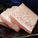 鮨匠 のむら - (07)勘八(鹿児島県開聞岳沖産・3kg)
      のむらさんでは、青物は爽やかな香りを楽しんでもらうというポリシーから子供サイズがメインです。
      香りある爽やかな青物の脂、穏やかな甘みです。