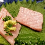 鮨匠 のむら - (11)スマ(星鰹)(鹿児島県開聞岳沖産)の炙りハラミ
      産卵期は初夏～夏、旬は秋～春
      いわゆる中トロ部位でしっかり脂がのっており、炙ることで脂が活性化し旨みと甘みが増して、ゴージャスな味わい。