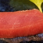 鮨匠 のむら - (12)本鮪(長崎県産・8日熟成)赤身のヅケ
      中トロに近い赤身で1時間ほど漬けにしたもので、身には細かなサシが入って、脂の甘みと旨みも感じられます。
      強めのヅケは苦手なので、これくらいが好みです。