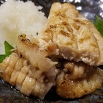 鮨匠 のむら - (13)芭蕉梶木(秋太郎)(鹿児島県開聞岳沖産)の筋身の炙り
      胸鰭の辺りを筋身と言うそうですが、炙りになると脂が活性化され、芳ばしくて薫り高く、超絶美味しい！