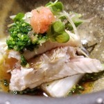 鮨匠 のむら - (14)歯鰹(鹿児島県開聞岳沖産・4日寝かせ)のたたき
      産卵期は夏、旬は秋～冬。
      鰹と歯鰹は別の魚で習性が異なり、身は薄い桃色。
      今回の歯鰹は脂のりが良く、たたきなのに味わいが濃いめで、ビックリ♪