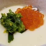 鮨匠 のむら - (15)茶碗蒸し、筋子(北海道産)と菜の花(高知県産)のせ
      春の先取りと秋の旬を同時に楽しみます。
      菜の花のアクが完全に抜いてあり美味。
      茶碗蒸しの中には小さな餅や他の具材も入りボリュームもあります。