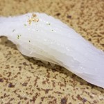 鮨匠 のむら - (16)障泥烏賊(鹿児島県開聞岳沖産)
      カボス・塩
      産卵期は春～初夏、旬は春～夏、寿命1年。
      モチモチとした食感で甘みも強いです。
      少し寝かせてあり柔らかく仕上がって、旨みと甘みが引き出されています。