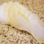 鮨匠 のむら - (17)目一鯛 (鹿児島県開聞岳沖産)
      産卵期は夏～秋、旬は夏～冬
      秋になると脂が濃くなり、旨みと甘さが増す代わりにモチモチ感が失われます。
      夏の目一鯛との違いが分かる面白さがあります。