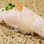 鮨匠 のむら - (18)スジアラ(鹿児島県開聞岳沖産)
      産卵期は春～夏、旬は通年美味しい。
      沖縄三大美味魚の筆頭のアカジン。
      南方系のハタなので身は柔らかめですが、独特な旨みと甘みがあります。