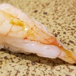 鮨匠 のむら - (19)ナミクダヒゲエビ(鹿児島錦江湾・210m)
      産卵期は夏～秋、旬も夏～秋。
      しかし、通年味わいが落ちないようです
      ご当地のスペシャルなネタで、甘海老よりも甘く複雑なコクと海老特有の旨みがあります