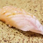 鮨匠 のむら - (21)赤鯥(鹿児島県開聞岳沖産)
      産卵期は初夏～初秋、旬は晩秋～晩冬
      北から南へ下がる程、脂のりはサッパリする印象。
      皮付きで軽く炙ってから皮引きしてあり、脂の旨みと甘みが増しています。