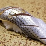 鮨匠 のむら - (22)小鰭(鹿児島県坊津産)
      産卵期は春。旬はそれぞれ、新子は初夏
      小鰭は鮗(コノシロ)の青年期の呼び名
      小鰭は夏、鮗は晩秋～晩冬、寿命3年
      〆の塩梅が良く、薫りが良いです
      脂も適度にのって美味しい