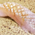 鮨匠 のむら - (24)縞鯵(鹿児島県開聞岳沖産・3日寝かせ)
      産卵期は秋～冬、旬は夏～秋。
      脂がのって旨味も抜群ですが、スッキリとした後味で軽やかです。