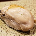 鮨匠 のむら - (27)煮牡蠣(北海道仙鳳趾産)
      濃厚、ミルキー、でもしつこくない。
      極上のバランス！
      これも特製出汁醤油で煮られており、その食感は、トロっ、トロっ、トロトロトロ♪