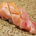 鮨匠 のむら - (28)芭蕉梶木(鹿児島県開聞岳沖産)の大トロ
      秋太郎の極上大トロ、スペシャルなネタです♪
      体長は長いがバショウカジキの身はパサパサで美味しくないイメージですが、大トロだけは最上級に美味しい♪