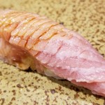 鮨匠 のむら - (29)スマ(鹿児島県開聞岳沖産)の筋身
      スマはそれほど大きくないので、胸鰭の辺りの筋身は本当に希少性が高い。
      写真の見た目はイマイチですが、とても脂がのって、旨みと甘みが強くて、嬉しい！