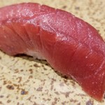 鮨匠 のむら - (30)本鮪(長崎県産)赤身ヅケ
      日本近海の本鮪の産卵期は春～夏、旬は初秋～冬。
      こちらはオーソドックスなヅケで酸味も程好くシャリと合わせるとベストマッチしますね。