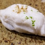 鮨匠 のむら - (31)蒸し太刀魚(鹿児島県開聞岳沖産)
      産卵期は海水温により春～秋、旬はほぼ通年。
      蒸し焼きで脂分を落としてさっぱりとした味わい。
      太刀魚を敢えてサッパリ系で勝負されているのが、凄いです。