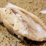 鮨匠 のむら - (33)煮穴子(長崎県対馬産)
      産卵期は初夏～初秋、旬は夏～秋。
      寿命は3年~7年くらい。
      ふわふわ穴子が美味しい！
      蒸し立てを出して下さいます。
      味付けはオリジナル出汁醤油