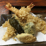 富士 - 海老天ぷらが2尾、海苔天ぷら、ピーマンの天ぷら、さつまいもの天ぷらです。