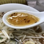 中華麺店 喜楽 - スープのアップ。ネギ油に違いない！