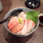 金城居酒屋 - 土曜スペシャル丼のひとつ、今日はシマアジ、ハマチ、冷凍してない中トロ丼198HKD。めっちゃ美味かったです