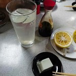 豚太郎 - 生かぼすサワーとお通しの枝豆豆腐