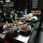 豚太郎 - 手作りの大皿料理がズラリ