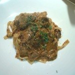 牛すじ肉の赤ワイン煮込み　ラグーソースのタリアッテレ