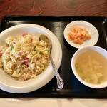 龍華餃子 - 炒飯、スープ、漬物