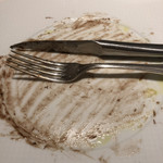 Restaurant Kobayashi - 温度の下がったソースはキャラメル状に変化し、お皿に定着します。それをナイフでこそげ落としていただきました。マナー違反かな\(//∇//)\
