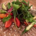 エスパイ クック コウベ - ●相変わらずの美しいサラダ、今日はパエリアがあるので量は少なめだけど20種類ぐらいの野菜がー 