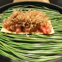 野嵯和 - 本マグロ　黒トリュフ　春巻きの皮揚げに乗せて