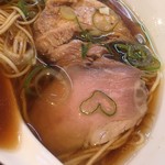 らーめん芝浜 - 「お醬油らーめん」（650円税抜）のチャーシューアップ