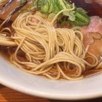 らーめん芝浜 - 「お醬油らーめん」（650円税抜）の麺アップ