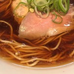 らーめん芝浜 - 「お醬油らーめん」（650円税抜）のスープアップ