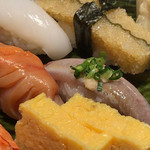 築地 すし好 - おまかせ(左上から右下へ、イカ、数の子、赤貝、いわし、エビ、玉子)