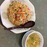 南国飯店 - カニ焼き飯とスープ