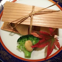 明月記 宝塚本店 -  ＜焼 物＞ 鰤と大根 杉板焼 ブロッコリー胡麻酢合え