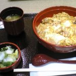 Oyakodon Hotsukoriya - 親子丼　800円　味噌汁　漬物付