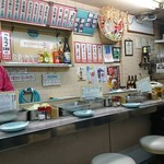 近江屋 本店 - カウンターは一定の間隔で二度づけ禁止ソースが配置されております❗