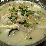 川人百味 - 《漬け白菜と豆腐バラ牡蠣煮込み》
            （酸菜豆腐白肉海蛎子锅） 