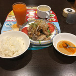 バーミヤン - 油淋鶏の定食
            トマトと野菜がなんとなく優しく感じます