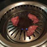 焼肉レストラン 松の実 - 特上1と上2味比べ！レモンもフレッシュで厚切りで嬉しい