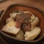 立ち拠り酒場 榮 - 2018.11.10  【じゃが芋の酒盗チーズ焼き】 580円