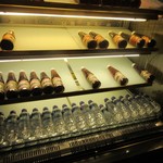 府城食府 - 暫く待つとベルが鳴り料理の出来上がりを教えてくれます。
      
      セットには飲み物も付いてるんでレジ横の冷蔵棚の中に並ぶペットボトルの飲み物を一個料理と一緒にテーブルに持ってきます。