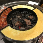 tachiguiyakiniku - 網の周りには韓国風茶碗蒸し、キムチ、チーズ